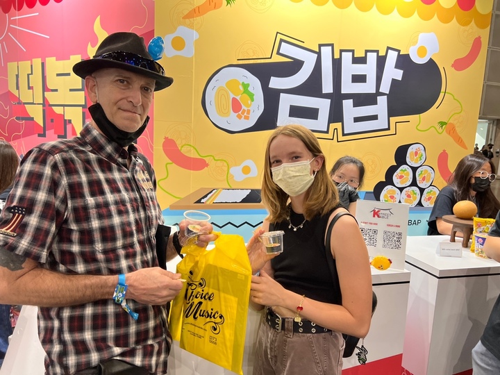 [서울=뉴시스] 지난 19일부터 21일까지 LA 컨벤션센터에서 열린 'KCON 2022 LA'에 미국 현지인들이 참여했다. 2022.08.24. (사진=aT 제공) *재판매 및 DB 금지