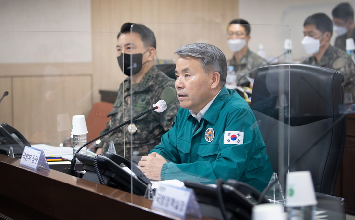 [서울=뉴시스] 이종섭 국방부장관이 24일 오전 '22년 을지연습의 일환으로 외교부, 행안부 등 유관부처 관계관이 참석한 가운데 북한의 핵ㆍWMD 위협 억제 및 대응을 위한 도상연습을 주관하고 있는 모습. 2022.08.24. (사진=국방부 제공) *재판매 및 DB 금지