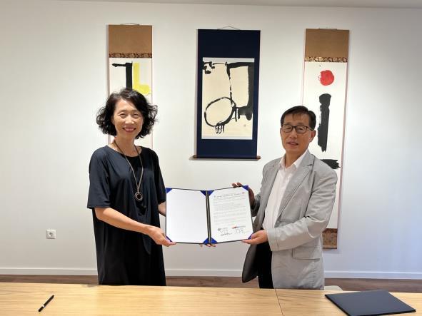 [서울=뉴시스] 주헝가리한국문화원·충북문화재단과 업무협약 체결 (사진=문화체육관광부 제공) 2022.08.24. photo@newsis.com *재판매 및 DB 금지