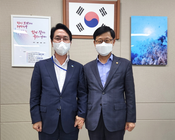 24일 해양수산부를 방문한 심덕섭 고창군수(왼쪽)가 송상근 차관을 만나 '갯벌 세계자연유산 보전본부'가 고창군에 유치되야 하는 당위성을 설명했다. *재판매 및 DB 금지
