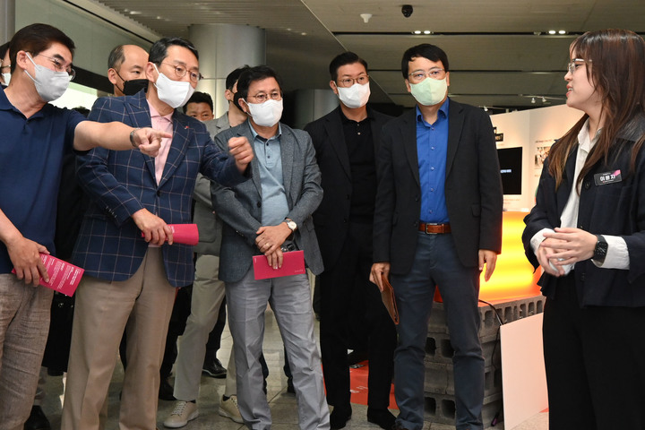 [서울=뉴시스] LG전자 CEO 조주완 사장(왼쪽에서 두 번째)을 포함한 경영진이 '디자인크루'와 소통하며 GenZ의 생각과 아이디어를 살펴보고 있는 모습. (사진=LG전자 제공) 2022.08.24. photo@newsis.com&nbsp;&nbsp; *재판매 및 DB 금지