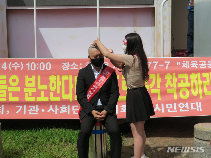 이석균 경기도의원이 경기도와 경기도의회에 지방도 387호 도로사업 조기 추진을 요구하며 삭발하고 있다.
