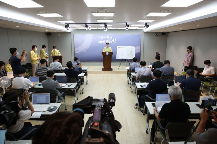 [홍성=뉴시스] 김태흠 충남지사가 호남선(가수원∼논산) 고속화 사업이 기획재정부 예비 타당성 조사를 통과한 데 대해 환영의 뜻을 밝히고 있다. *재판매 및 DB 금지