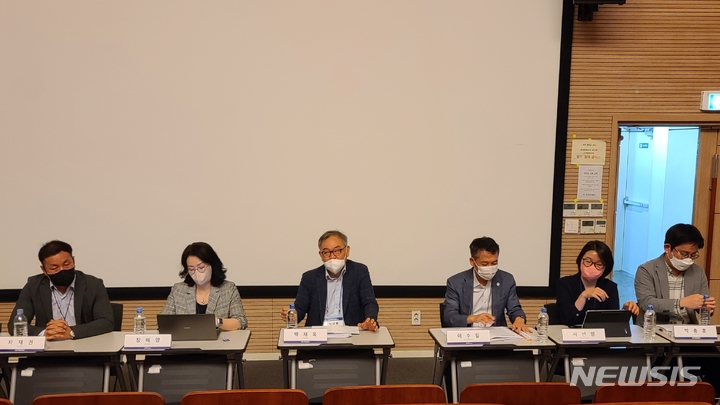 [부산=뉴시스] 권태완 기자 = '지방선거 이후의 지방 정치와 특별연합' 세션.왼쪽부터 부경대 차재권 교수, 중앙대 정혜영 교수, 신라대 박재욱 교수, 부산시 이수일 행정자치국장, 서선영 창원시정연구원, 부산연구원 박충훈 연구원. 2022.08.24. kwon97@newsis.com 