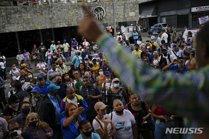 [카라카스=AP/뉴시스] 23일(현지시간) 베네수엘라 카라카스에서 간호사와 교사 등이 참여한 전현직 공공 근로자들이 정부에 복리후생비 전액 지급과 단체교섭 협정 존중을 요구하며 시위하고 있다. 2022.08.24.