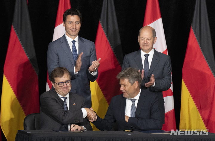 [스티븐빌=AP/뉴시스] 쥐스탱 트뤼도(뒤 왼쪽) 캐나다 총리와 올라프 숄츠 독일 총리가 2022년 8월 23일(현지시간) 캐나다 뉴펀들랜드&래브라도주 스티븐빌에서 조너선 윌킨슨 캐나다 자원부 장관(왼쪽)과 로버트 하베크 독일 부총리의 수소공급 협정을 지켜보며 박수하고 있다. 독일과 캐나다 정상은 대서양을 횡단하는 수소 공급망 가동으로 3년 안에 첫 공급이 이뤄질 것이라고 내다봤고 2024년 3월 18일 구체적인 일정을 결정하는 양해각서에 서명했다. 2024. 03. 19. 