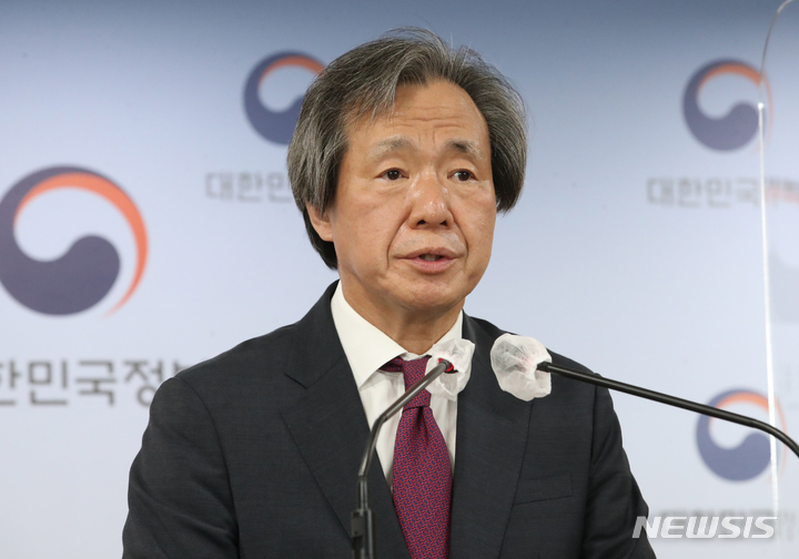 [서울=뉴시스] 김명원 기자 = 정기석 국가감염병위기대응자문위원장이 24일 오전 서울 종로구 정부서울청사에서 열린 코로나19 중앙재난안전대책본부(중대본) 정례브리핑에서 발언하고 있다. 2022.08.24. kmx1105@newsis.com