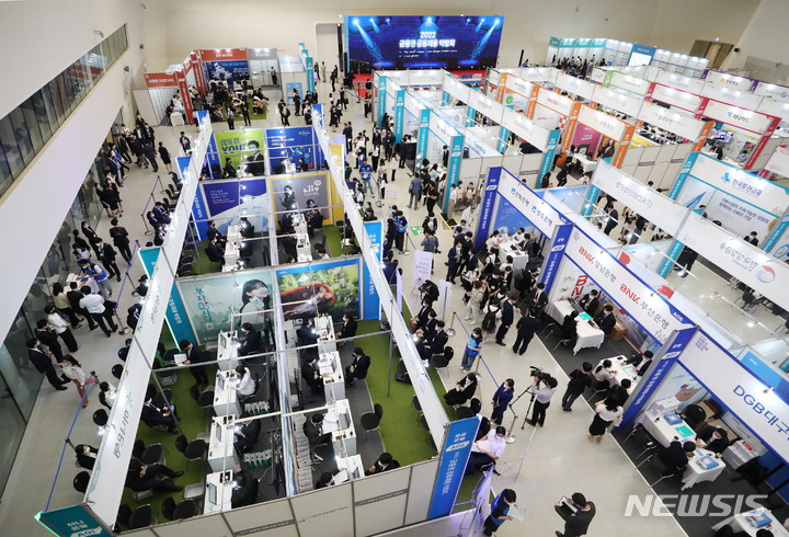 [서울=뉴시스] 김진아 기자 = 24일 서울 동대문구 동대문디자인플라자에서 열린 '2022 금융권 공동채용 박람회'에 참가한 구직자들이 현장면접을 보고 있다. 2022.08.24. bluesoda@newsis.com