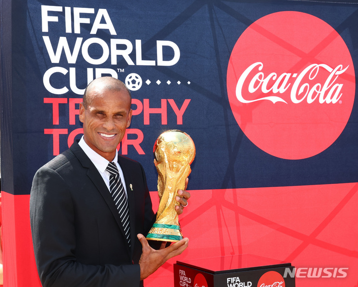 [서울=뉴시스] 공항사진기자단 = 피파 글로벌 앰배서더인 히바우두가 24일 오전 서울 김포국제공항에서 트로피를 선보이고 있다. 오는 11월 열리는 카타르 월드컵을 앞두고 세계 순회에 나선 '2022 FIFA 월드컵 트로피 투어'는 월드컵 공식 트로피가 본선 진출 32개국을 포함한 전 세계 51개국을 순회하며 전 세계 축구 팬들과 함께 월드컵의 성공을 기원하는 행사다. 2022.08.24. photo@newsis.com