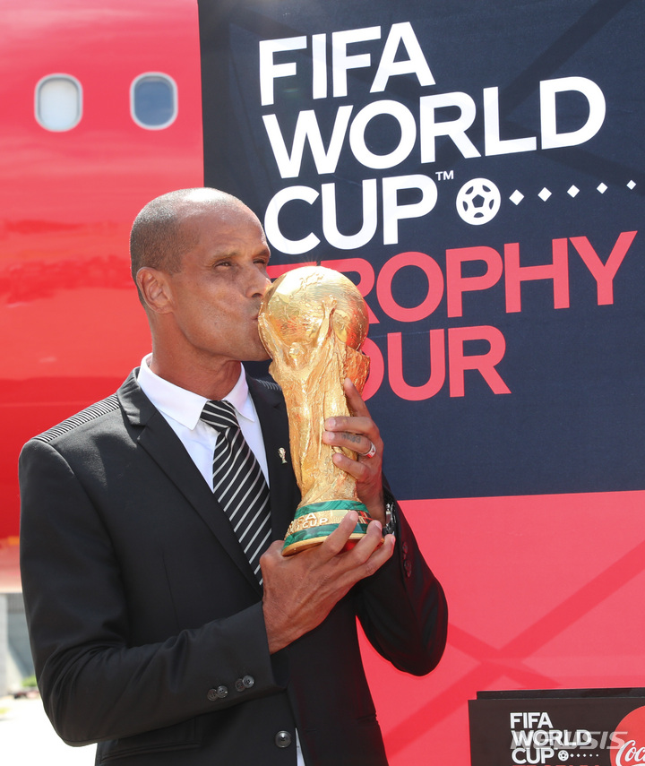 [서울=뉴시스] 공항사진기자단 = 피파 글로벌 앰배서더인 히바우두가 24일 오전 서울 김포국제공항에서 트로피를 선보이고 있다. 오는 11월 열리는 카타르 월드컵을 앞두고 세계 순회에 나선 '2022 FIFA 월드컵 트로피 투어'는 월드컵 공식 트로피가 본선 진출 32개국을 포함한 전 세계 51개국을 순회하며 전 세계 축구 팬들과 함께 월드컵의 성공을 기원하는 행사다. 2022.08.24. photo@newsis.com