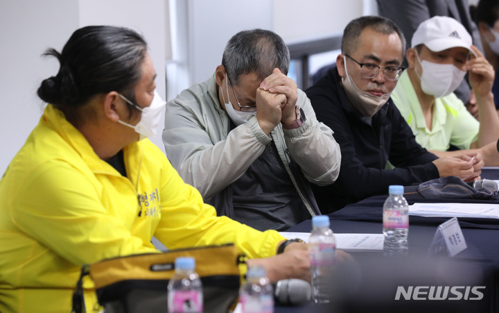 [서울=뉴시스] 조수정 기자 = 진실·화해를위한과거사정리위원회가 24일 오전 서울 중구 위원회 대회의실에서 개최한 형제복지원 인권침해 사건 진실규명 결정 발표 기자회견에서 생존 피해자 연생모(왼쪽 두번째) 씨가 트라우마로 인해 고통스러워 하고 있다. 진실화해위는 형제복지원 사건의 사망자가 기존에 알려진 552명보다 105명 많은 657명이라고 밝혔다. 또 위원회는 수용자들에게 정신과 약물을 강제로 먹여 무기력한 상태로 통제한 사실과 국가가 실상을 알면서 묵인한 정황도 등도 확인했다고 밝혔다. 생존 피해자들은 이 자라에서 트라우마를 치유받을 수 있었으면 좋겠다고 전했다. 2022.08.24. chocrystal@newsis.com