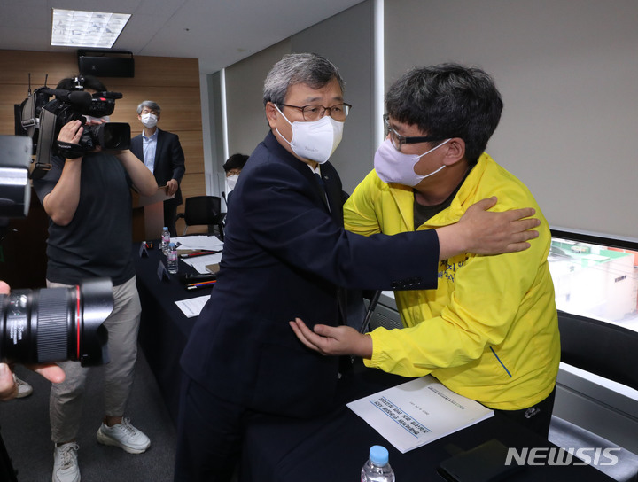 [서울=뉴시스] 조수정 기자 = 정근식 진실·화해를위한과거사정리위원회 위원장이 24일 오전 서울 중구 위원회 대회의실에서 개최한 형제복지원 인권침해 사건 진실규명 결정 발표 기자회견을 하던 중 피해생존자 한종선 씨와 부둥켜 안고 있다. 진실화해위는 형제복지원 사건의 사망자가 기존에 알려진 552명보다 105명 많은 657명이라고 밝혔다. 또 위원회는 수용자들에게 정신과 약물을 강제로 먹여 무기력한 상태로 통제한 사실과 국가가 실상을 알면서 묵인한 정황도 등도 확인했다고 밝혔다. 2022.08.24. chocrystal@newsis.com