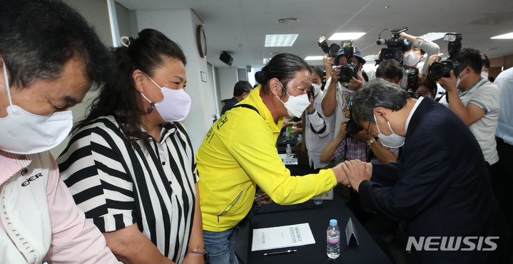 [서울=뉴시스] 조수정 기자 = 정근식(오른쪽) 진실·화해를위한과거사정리위원회가 24일 오전 서울 중구 위원회 대회의실에서 열린 형제복지원 인권침해 사건 진실규명 결정 발표 기자회견을 마친 뒤 생존 피해자들의 손을 붙잡고 있다. 진실화해위는 형제복지원 사건의 사망자가 기존에 알려진 552명보다 105명 많은 657명이라고 밝혔다. 또 위원회는 수용자들에게 정신과 약물을 강제로 먹여 무기력한 상태로 통제한 사실과 국가가 실상을 알면서 묵인한 정황도 등도 확인했다고 밝혔다. 생존 피해자들은 이 자라에서 트라우마를 치유받을 수 있었으면 좋겠다고 전했다. 2022.08.24. chocrystal@newsis.com