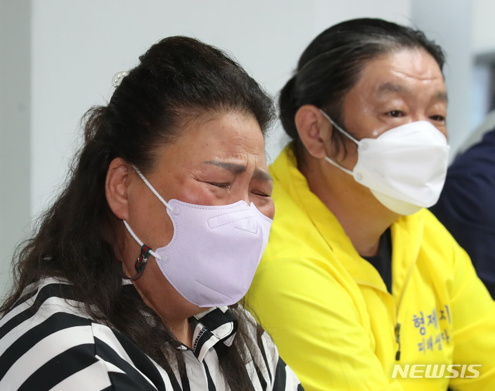 [서울=뉴시스] 조수정 기자 = 진실·화해를위한과거사정리위원회가 24일 오전 서울 중구 위원회 대회의실에서 개최한 형제복지원 인권침해 사건 진실규명 결정 발표 기자회견에서 생존 피해자 박순이 씨가 오열하고 있다. 진실화해위는 형제복지원 사건의 사망자가 기존에 알려진 552명보다 105명 많은 657명이라고 밝혔다. 또 위원회는 수용자들에게 정신과 약물을 강제로 먹여 무기력한 상태로 통제한 사실과 국가가 실상을 알면서 묵인한 정황도 등도 확인했다고 밝혔다. 생존 피해자들은 이 자라에서 트라우마를 치유받을 수 있었으면 좋겠다고 전했다. 생존 피해자들은 이 자라에서 트라우마 치유를 받을 수 있었으면 좋겠다고 전하기도 했다. 2022.08.24. chocrystal@newsis.com