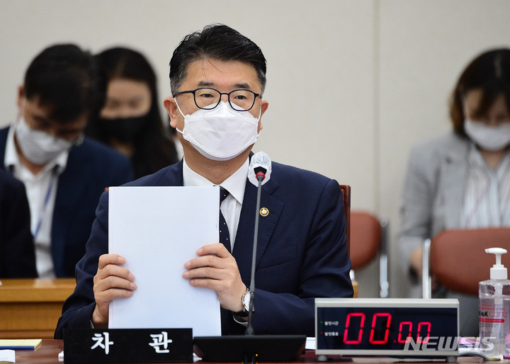 [서울=뉴시스] 김선웅 기자 = 장상윤 교육부 차관이 지난달 24일 서울 여의도 국회에서 열린 교육위원회 전체회의에 출석해 회의 시작을 기다리고 있다. (공동취재사진) 2022.09.11. photo@newsis.com