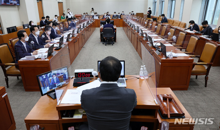 [서울=뉴시스] 전진환 기자 = 국민의힘 류성걸 여당 간사가 24일 서울 여의도 국회에서 야당 의원들이 불참한 가운데 열린 기획재정위원회 전체회의에서 의사진행 발언하고 있다. (공동취재사진) 2022.08.24. photo@newsis.com