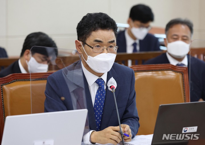 [서울=뉴시스] 전진환 기자 = 김창기 국세청장이 24일 오후 서울 여의도 국회에서 열린 기획재정위원회 전체회의에 출석해 의원 질의에 답하고 있다. (공동취재사진) 2022.08.24. photo@newsis.com