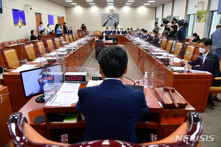 [서울=뉴시스] 전진환 기자 = 24일 서울 여의도 국회에서 열린 과학기술정보방송통신위원회 전체회의에서 정청래 위원장이 의사봉을 두드리고 있다. 이날 전체회의에 이종호 과학기술정보통신부 장관이 불출석한 가운데 국민의힘 의원들은 정 위원장의 상임위 운영방식에 반발하며 18일 전체회의 이후 회의에 불참하고 있다. (공동취재사진) 2022.08.24. photo@newsis.com