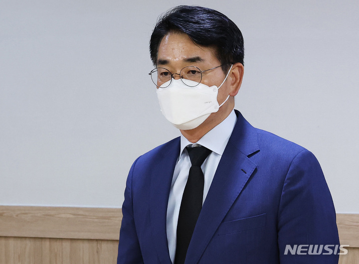 [수원=뉴시스] 김종택기자 = 박용진 더불어민주당 당 대표 후보가 지난 24일 오후 경기도 수원시 중앙병원 장례식장에 마련된 세 모녀 빈소를 찾아 조문하고 있다. (공동취재사진) 2022.08.24. jtk@newsis.com