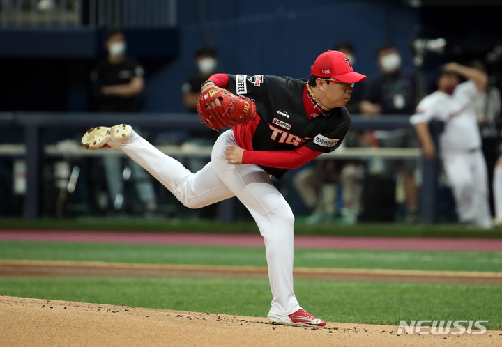[서울=뉴시스] 고승민 기자 = 24일 서울 고척스카이돔에서 열린 2022 KBO 리그 KIA 타이거즈 대 키움 히어로즈 경기, 키움 공격 1회말 KIA 선발투수 양현종이 역투하고 있다. 2022.08.24. kkssmm99@newsis.com