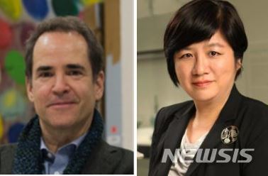 [서울=뉴시스]미국 덴버미술관 크리스토프 하인리히 관장, 김현정 덴버미술관 아시아미술부장.