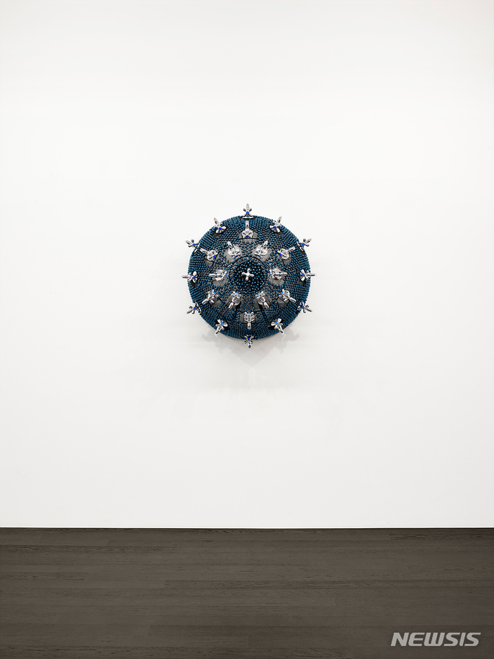 [서울=뉴시스]양혜규 〈소리 나는 돌림 무엇이든 흐름 반구 #19〉 2022 Powder-coated stainless steel frame, powder-coated mesh, ball bearing, PVD-coated stainless steel bells, split rings, water taps 84 x 76 x 46 cmCourtesy of Kukje Gallery 사진: 최재원 이미지 제공: 국제갤러리