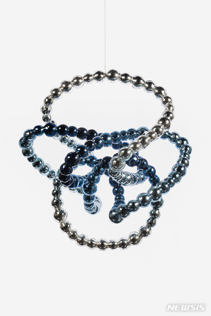 [서울=뉴시스]장-미셸 오토니엘, 〈Nœud Sauvage (Wild Knot)〉 2020 Mirrored glass, stainless steel110 x 106 x 83 cm Courtesy of the artist and Kukje Gallery 사진: 안천호 이미지 제공: 국제갤러리