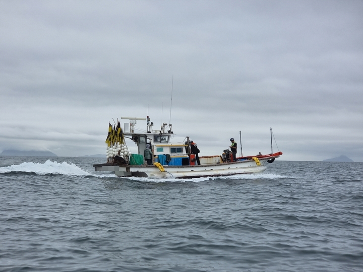 불법체류 외국인 승선 어선을 여수해경이 검문검색하고 있다. (사진=여수해경 제공) *재판매 및 DB 금지