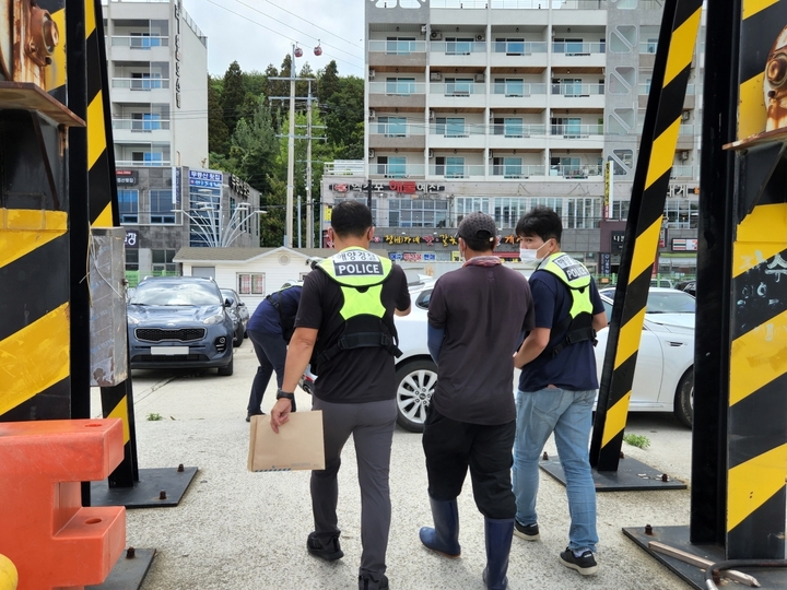 검거된 40대 불법 체류 베트남 승선원(사진 가운데)이 여수 해경부두로 들어서고 있다.(사진=여수해경 제공) *재판매 및 DB 금지