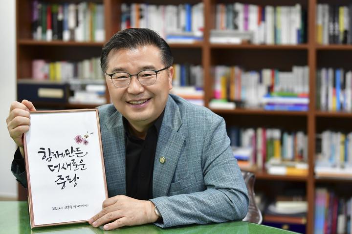 [서울=뉴시스] 서울시 중랑구는 류경기 중랑구청장이 '2022 대한민국 자치발전 대상'을 수상했다고 25일 밝혔다. (사진=중랑구 제공) 2022.08.25. photo@newsis.com *재판매 및 DB 금지