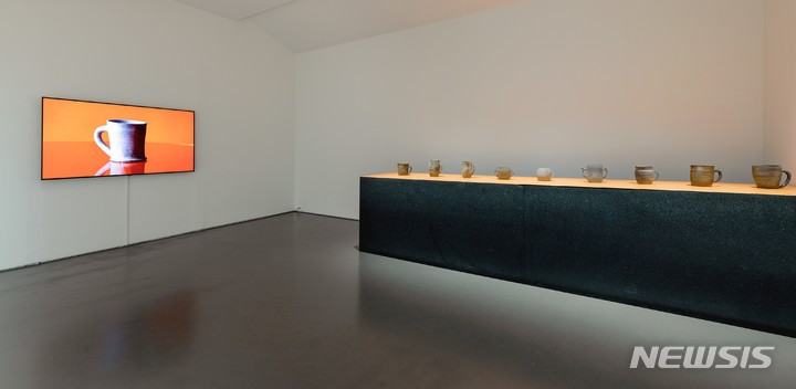 [서울=뉴시스]현대화랑 아르키악 뷰티 - 삼국시대 손잡이잔 전시 전경.