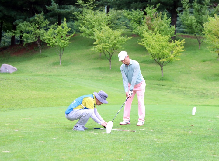 24일 열린 제12회 김안과병원배 한국시각장애인골프대회에서 참가 선수가 서포터의 도움을 받아 티샷을 준비하고 있다.(사진 : 감안과병원 제공) *재판매 및 DB 금지