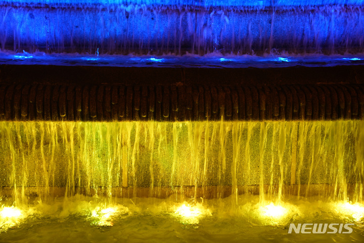 [마드리드=AP/뉴시스] 자료 사진으로, 스페인 마드리드 시벨레스 분수에 우크라이나 국기 색상 조명이 비치고 있다. (사진=뉴시스DB)