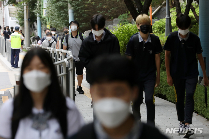 [서울=뉴시스] 조성우 기자 = 지난달 25일 오전 서울 서대문구 한 중학교에서 학생들이 등교를 하고 있다.<사진은 본 기사와 관련이 없음> 2022.09.19. xconfind@newsis.com