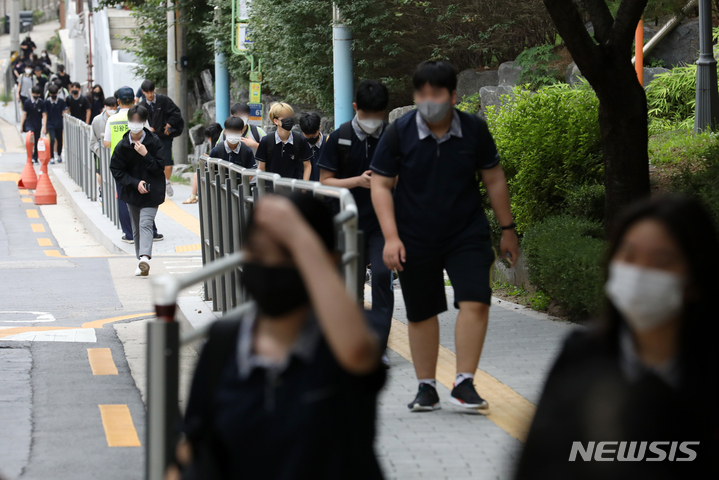 [서울=뉴시스] 조성우 기자 = 코로나19 재유행 속 서울 대부분 초·중·고등학교가 개학한 25일 오전 서울 서대문구 인왕중학교에서 학생들이 등교를 하고 있다. 서울시교육청은 교육부의 정상등교 방침에 따라 서울 모든 학교들도 2학기 정상등교 및 대면수업을 실시한다고 밝혔다. 2022.08.25. xconfind@newsis.com