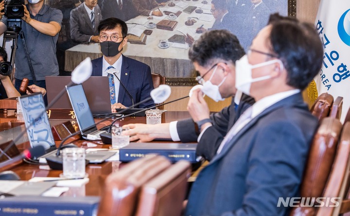 [서울=뉴시스] 사진공동취재단 = 이창용 한국은행 총재가 25일 오전 서울 중구 한국은행에서 열린 금융통화위원회를 주재하고 있다. 2022.08.25. photo@newsis.com