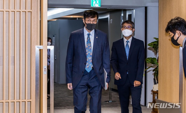 [서울=뉴시스] 사진공동취재단 = 이창용 한국은행 총재가 25일 오전 서울 중구 한국은행에서 열린 금융통화위원회에 참석하고 있다. 2022.08.25. photo@newsis.com