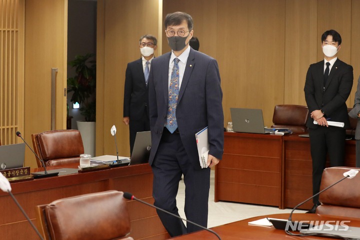 [서울=뉴시스] 사진공동취재단 = 이창용 한국은행 총재가 25일 오전 서울 중구 한국은행에서 열린 금융통화위원회에 참석하고 있다. 2022.08.25. photo@newsis.com