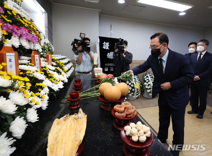 [수원=뉴시스] 김종택기자 = 주호영 국민의힘 비상대책위원장이 25일 경기도 수원시 중앙병원 장례식장에 마련된 '수원 세 모녀' 빈소를 찾아 조문하고 있다. 2022.08.25. jtk@newsis.com