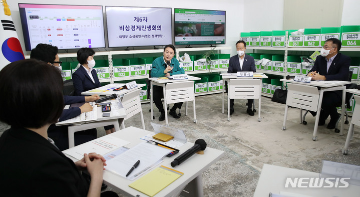 [서울=뉴시스] 전신 기자 = 윤석열 대통령이 25일 서울 강동구 암사종합시장 내 공동배송센터에서 열린 제6차 비상경제민생회의를 주재하고 있다. 2022.08.25. photo1006@newsis.com