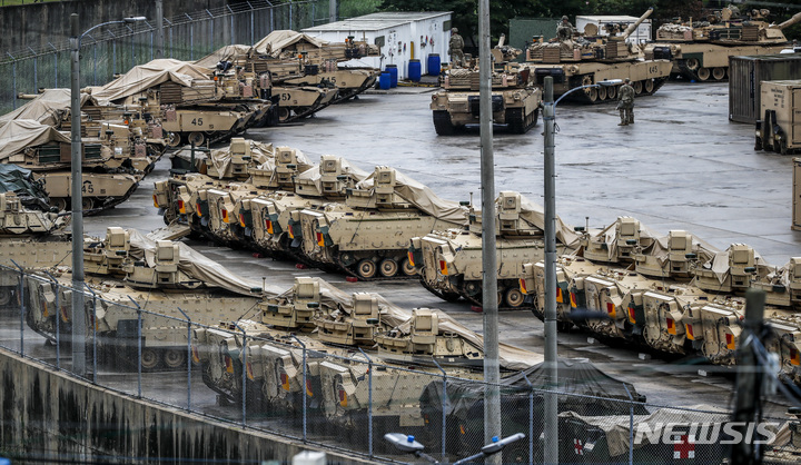 [동두천=뉴시스]한미연합연습인 을지 자유의 방패(을지프리덤실드, UFS)가 진행 중인 25일 오전 경기 동두천시의 한 미군 부대에 장갑차와 미군 전차가 대기하고 있다. 2022.08.25. 
