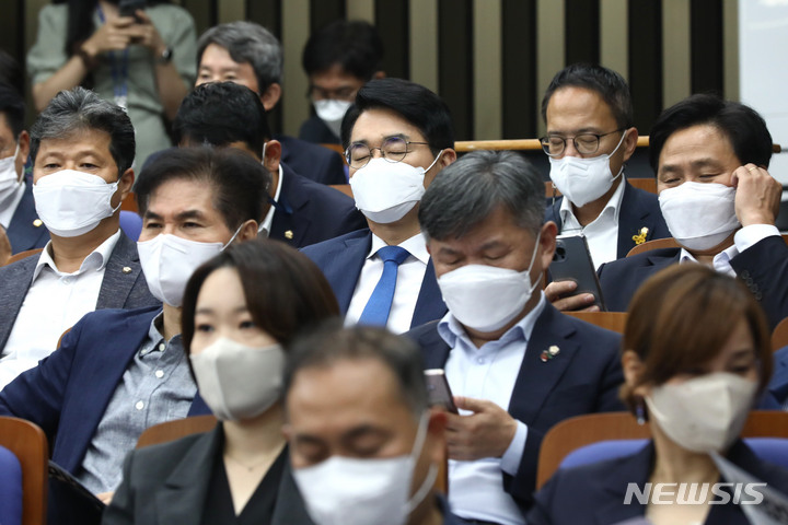 [서울=뉴시스] 고범준 기자 = 박용진 더불어민주당 의원이 25일 오전 서울 여의도 국회에서 열린 의원총회에서 참석해 생각에 잠겨 있다. (공동취재사진) 2022.08.25. photo@newsis.com