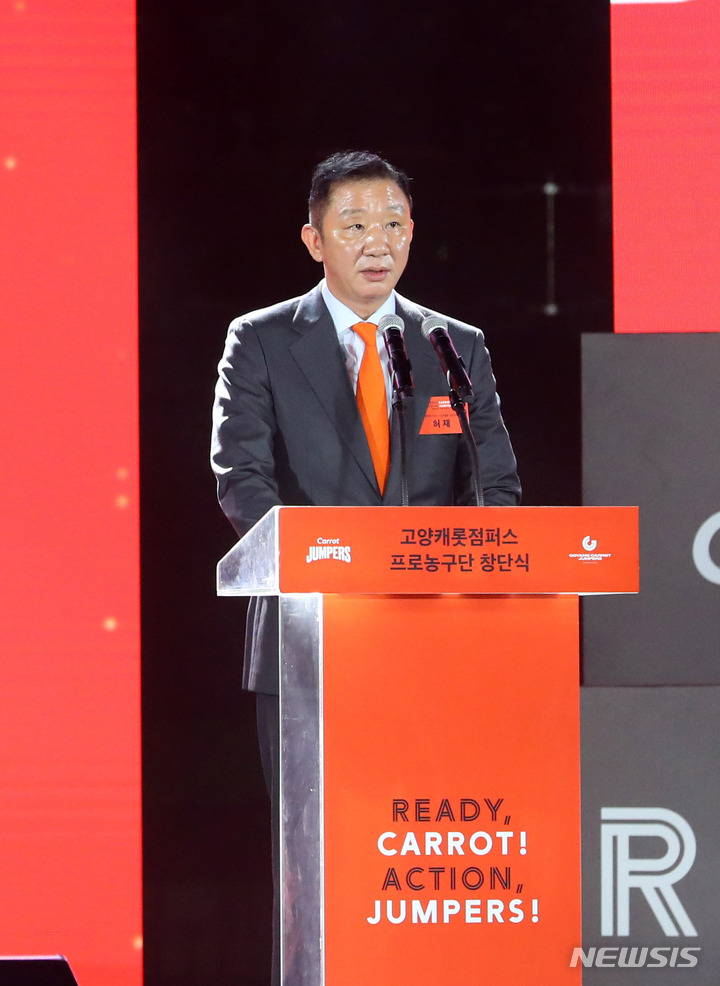 [고양=뉴시스] 배훈식 기자 = 허재 고양 캐롯 점퍼스 프로농구단 대표이사가 25일 오후 경기 고양시 고양체육관에서 열린 고양 캐롯 점퍼스 프로농구단 창단식에 참석해 창단 포부를 밝히고 있다. 2022.08.25. dahora83@newsis.com