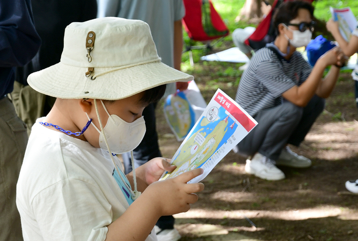 [곡성=뉴시스] 전남 곡성군미래교육재단은 초등학생을 둔 가족을 대상으로 제월섬에서 '2022년 주말 가족공감 숲교육 프로그램'을 운영한다고 25일 밝혔다. (사진=곡성군청 제공). photo@newsis.com *재판매 및 DB 금지