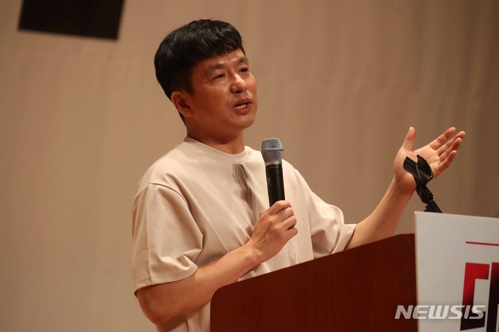 [천안=뉴시스] 김선웅 기자 = 이지성 작가가 25일 충남 천안시 동남구 수신면 재능교육연수원에서 열린 2022 국민의힘 국회의원 연찬회에서 '대체되지 않는 정당을 만드는법'을 주제로 특강을 하고 있다. 2022.08.25. mangusta@newsis.com