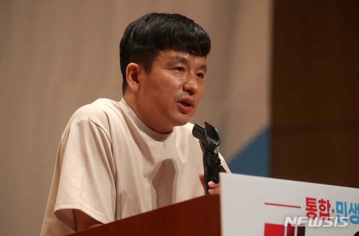 [천안=뉴시스] 김선웅 기자 = 이지성 작가가 25일 충남 천안시 동남구 수신면 재능교육연수원에서 열린 2022 국민의힘 국회의원 연찬회에서 '대체되지 않는 정당을 만드는법'을 주제로 특강을 하고 있다. 2022.08.25. mangusta@newsis.com