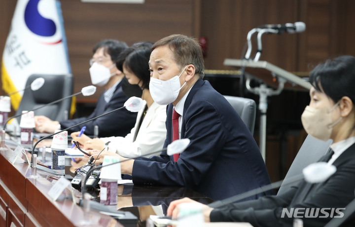 [서울=뉴시스] 김명원 기자 = 김기웅 통일부 차관이 25일 서울 종로구 정부서울청사에서 열린 2022년 1차 북한인권정책협의회를 주재하며 발언하고 있다. 2022.08.25. kmx1105@newsis.com