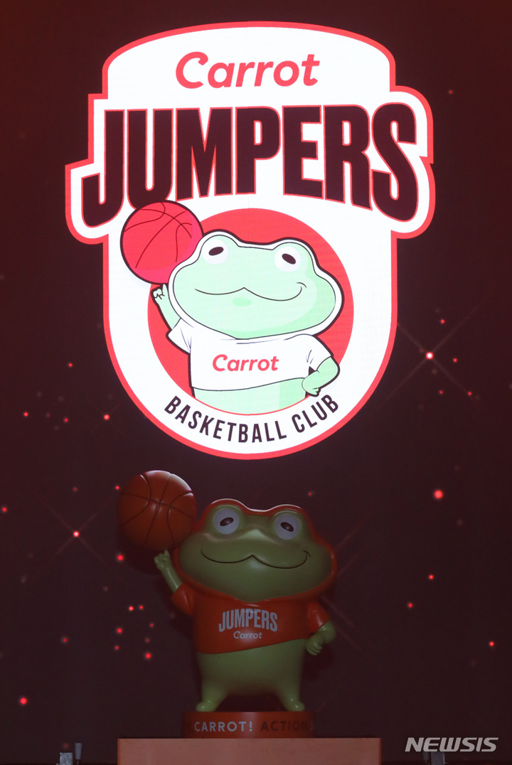 [고양=뉴시스] 배훈식 기자 = 고양 캐롯 점퍼스 프로농구단 마스코트 '대길이'가 25일 오후 경기 고양시 고양체육관에서 열린 창단식에 엠블럼과 함께 모습을 드러내고 있다. 2022.08.25. dahora83@newsis.com