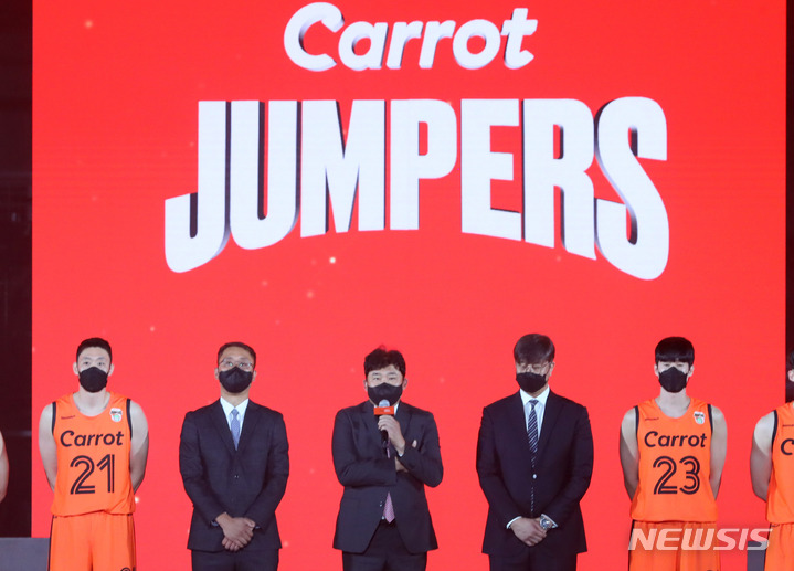 [고양=뉴시스] 배훈식 기자 = 김승기 고양 캐롯 점퍼스 프로농구단 감독을 비롯한 선수단이 25일 오후 경기 고양시 고양체육관에서 열린 창단식에 참석해 포부를 밝히고 있다. 2022.08.25. dahora83@newsis.com