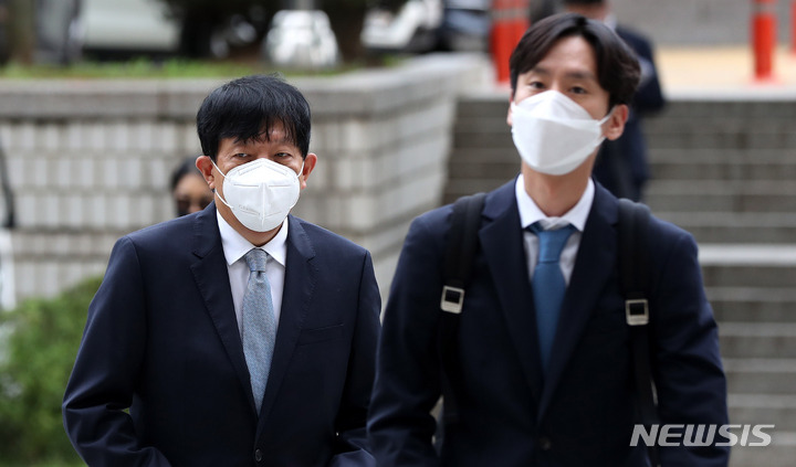 [서울=뉴시스] 추상철 기자 = 이재웅(왼쪽) 쏘카 전 대표와 박재욱 타다 운영사 VCNC 대표가 지난해 8월25일 오후 서울 서초구 서울중앙지법에서 열린 '타다 불법영업 여객자동차운수사업법 위반'과 관련 항소심 6차 공판에 출석하고 있다. 2022.08.25. scchoo@newsis.com